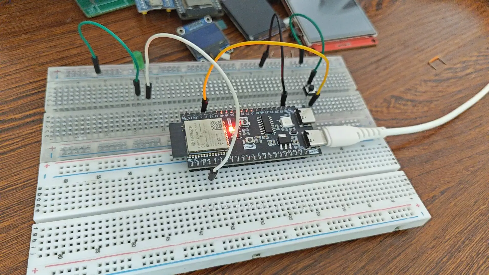 ESP32-S3 与轻触开关、LED 灯实物面包板接线图